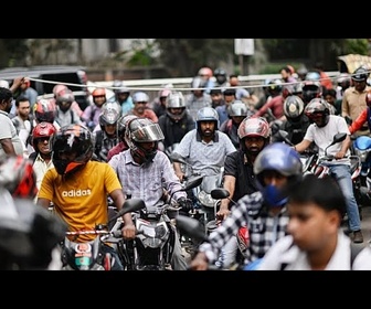 Replay Longues files d'attente pour le carburant au Bangladesh, la pénurie inquiète