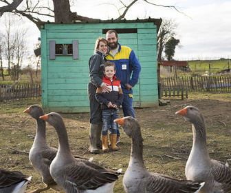Replay Familles d'agriculteurs : au plus près de leurs vies - S1E1 - Bienvenue à la ferme