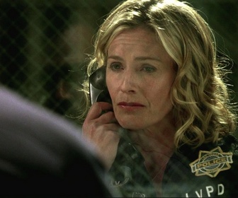 Replay Les experts - S12 E20 - Parfum de meurtre