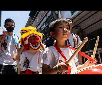 Replay Parade colorée ouvre le Festival des petits pains de Cheung Chau