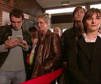 Replay Un gars, une fille - S2E40 - Dans la file d'attente (2)