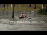 Replay Australie : des passants plongent dans les eaux pour sauver un conducteur
