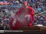 Replay Week-end première - Le cardinal doyen bénit et encense le cercueil du pape François