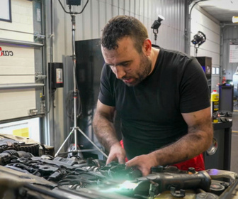 Replay Top Mecanic : 5 jours pour restaurer une épave - S6E18 - Jour 3 - Le choc des régions : Nord vs Sud