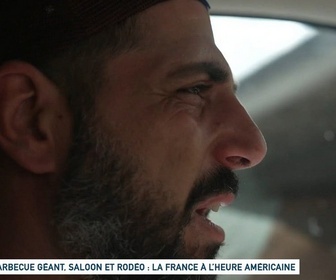Replay Un jour, un doc - Barbecue géant, saloon et rodéo : la France à l'heure américaine