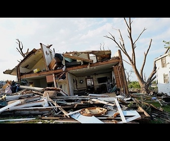 Replay Une tornade dans le Wisconsin endommage des maisons et jonche les rues de débris
