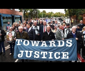 Replay Les familles marchent vers le tribunal de Belfast alors que le procès du Bloody Sunday commence