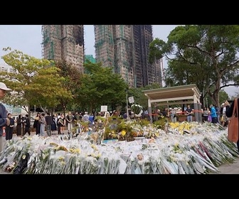 Replay Des centaines pleurent les victimes de l'incendie le plus meurtrier de Hong Kong avant les élections