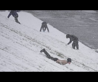 Replay Des sculptures de neige et de glace attirent les visiteurs du festival d'hiver au Japon