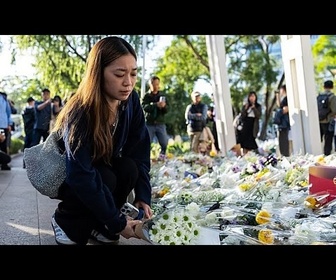 Replay Des milliers de personnes rendent hommage aux victimes de l'incendie de Hong Kong
