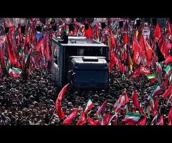 Replay Le cercueil d'Ali Khamenei est porté dans les rues de Téhéran
