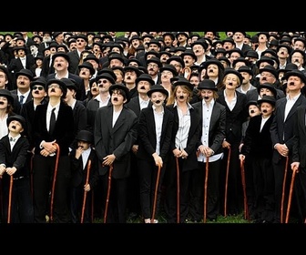 Replay Des centaines de sosies de Charlie Chaplin tentent un record en Suisse