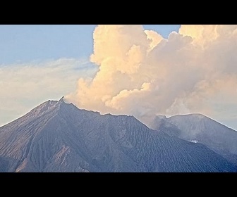Replay Éruption du volcan Sakurajima au Japon, panache de cendres au-dessus de Kagoshima