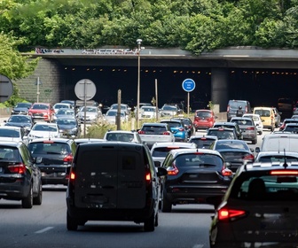 Replay Embouteillages, parkings : dans l'enfer de la route - S1E2 - Episode 2