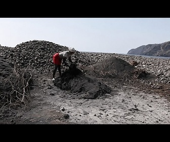 Replay Au Cap-Vert, des femmes contraintes d'extraire illégalement du sable pour survivre
