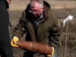 Replay Focus - Ukraine : malgré le danger, les agriculteurs travaillent leurs champs minés