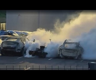 Replay Violent incendie dans une concession Tesla ravage des dizaines de véhicules électriques