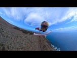 Replay Peter Salzmann réalise un vol en wingsuit historique au-dessus des Canaries, défiant la gravité