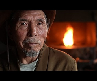 Replay Rencontrez le voyageur kazakh de 76 ans qui s'est lancé le défi de faire le tour du monde à pied