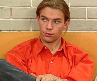 Replay Hélène et les garçons - S12 E07 - Une nuit dehors