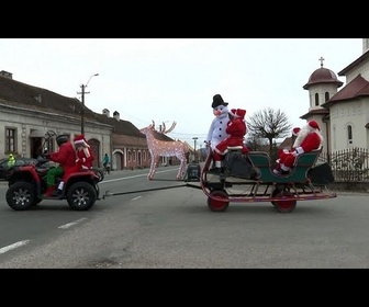 Replay En Roumanie, le défilé du Père Noël apporte joie et friandises