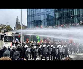 Replay Affrontements entre la police belge et des manifestants à Bruxelles contre l'austérité
