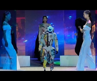 Replay Des robots humanoïdes défilent avec des mannequins à Séoul