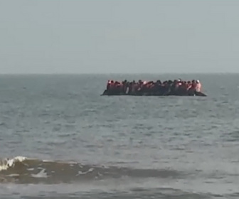 Replay Focus - Dans la Manche, la France peine à endiguer le flux de migrants qui veulent rejoindre l'Angleterre