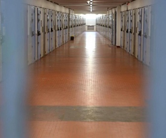 Replay C'est en France - Prisons : une bombe à retardement