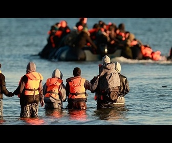 Replay Migrants en France montent à bord d'un bateau surchargé vers le Royaume-Uni
