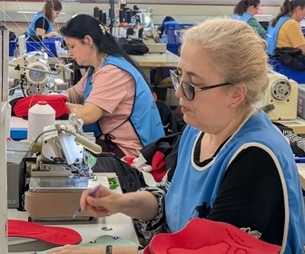 Replay Albanie : les ouvrières de la fast fashion - ARTE Regards