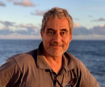 Replay 28 minutes - Éric Clua présente ses recherches sur les requins