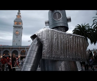 Replay Des robots défilent dans les rues de Davos