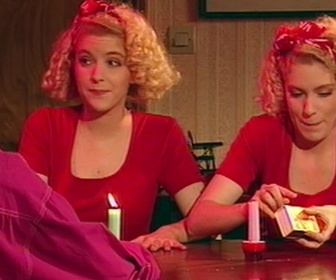 Replay Premiers baisers - S03 E26 - Esprits frappeurs