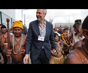Replay Manifestants autochtones bloquent l'entrée de la COP30 et exigent participation aux négociations