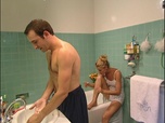 Replay Un gars, une fille - Dans la salle de bain (5)