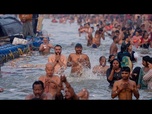 Replay Des milliers de fidèles hindous prennent un bain sacré au Sangam lors du Magh Mela