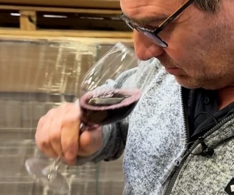 Replay TANGUY DE BFM - Du vin de Bordeaux vendu à moins de 2 euros en grande surface, les vignerons furieux