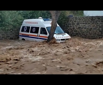 Replay Les crues emportent des voitures alors que les pluies diluviennes frappent l'île grecque de Paros