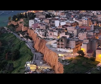Replay Inquiétude à Niscemi, en Sicile, un glissement de terrain massif menace de s'élargir