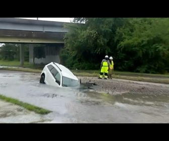 Replay Une femme sauvée après la chute de sa voiture dans un gouffre inondé
