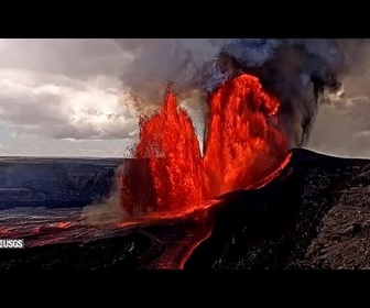 Replay Le volcan Kilauea entre à nouveau en éruption, des jets de lave atteignent 330 mètres