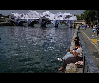 Replay La foule afflue vers la gigantesque grotte de JR sur le pont Neuf à Paris