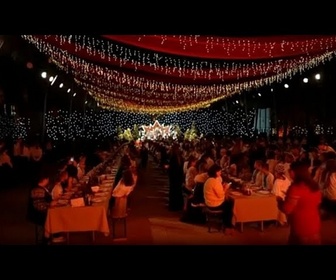 Replay Des familles ukrainiennes organisent un dîner de Noël pour des enfants déplacés à Kyiv