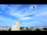 Replay [NO COMMENT] Un funambule-artiste suspendu à 50 mètres au dessus du port français de la Rochelle