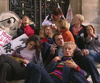 Replay Un gars, une fille - S3E39 - À la manifestation