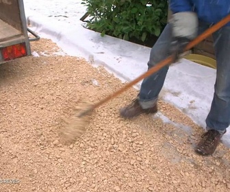 Replay Un jour, un doc week-end - En famille, ils construisent la maison de leurs rêves (1/2)