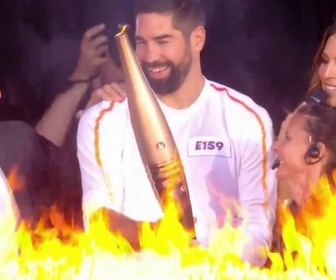 Replay Paris accueille la Flamme Olympique - Nikola Karabatic allume le chaudron olympique