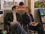 Replay Un gars, une fille - S3E123 - Dans la file d'attente (3)