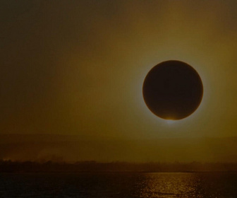 Replay Info éco - Tourisme, croisières, lunettes : le lumineux business de l'éclipse